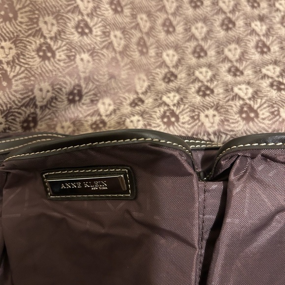 New  ANNE KIEIN OVERNIGHT BAG ORIGINAL OWNER - Picture 8 of 8